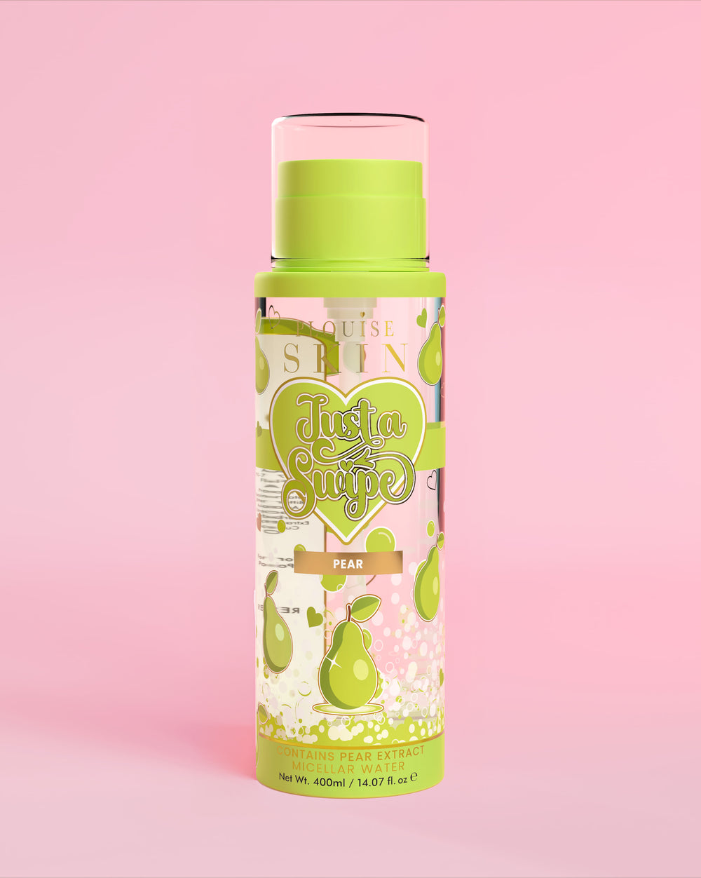 Una botella de agua micelar con aroma a pera Just A Swipe de P. Louise y diseños de peras en la botella sobre un fondo rosa claro