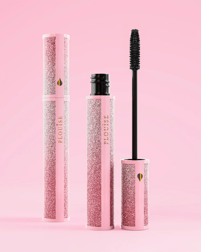 P.Louise Cry Baby Mascara med glitrende hylster på en lyserød baggrund