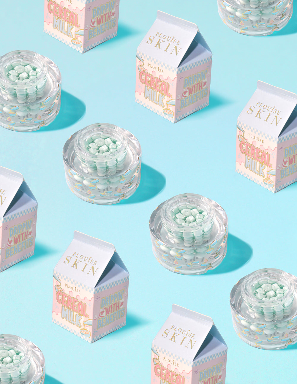 Klare beholdere med P.Louise Dose of Dreams Vitamin C Kapselcreme med blå kapsel indeni omgivet af mælkekartoner