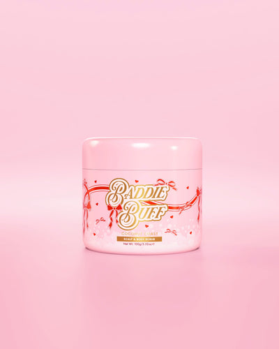 Et lyserødt P.Louise badekar eller Baddie Buff Scalp and Body Sugar Scrub i Coconut Coast