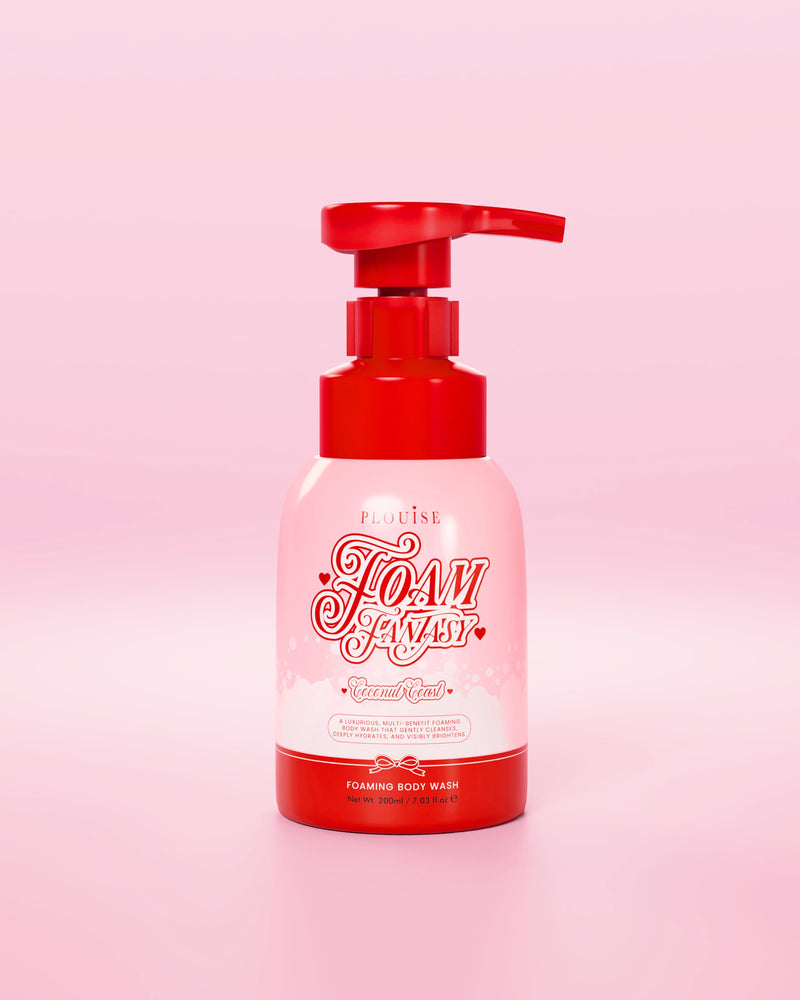 Rød og lyserød flaske P.Louise Foam Fantasy body wash på en lyserød baggrund