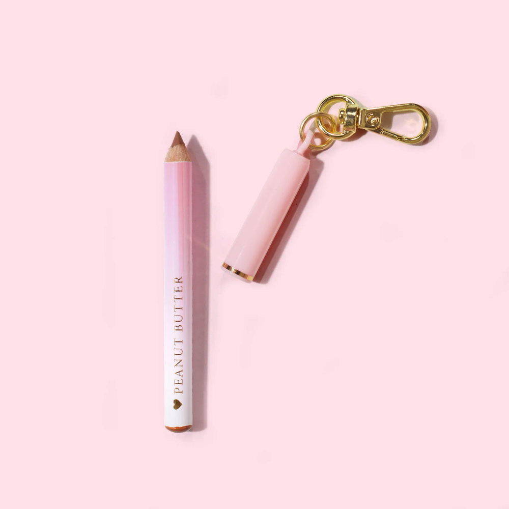 Pink P.Louise mini nøglering lip liner med 'Peanut Butter' branding på en lys pink baggrund