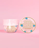 To bøtter P. Louise Make It Melt Makeup Cleansing Balm i blå hindbær på lyserød baggrund
