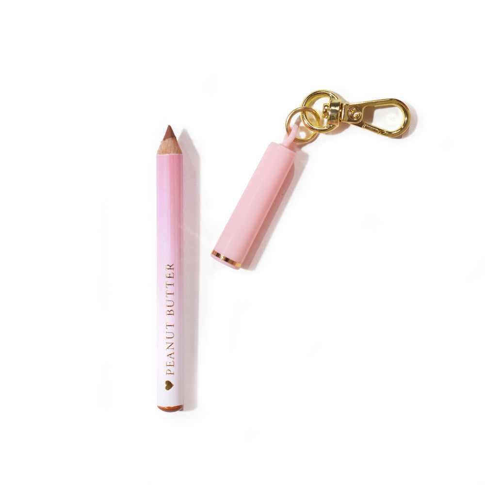 Pink P.Louise mini nøglering lip liner med 'Keep It Casual' branding på en lys pink baggrund