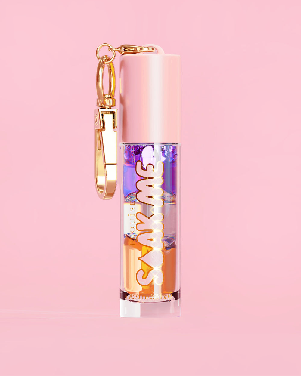 P. Louise Soak Me Lip Oil con aceite en capas de colores en un tubo rosa con un cierre dorado sobre un fondo rosa