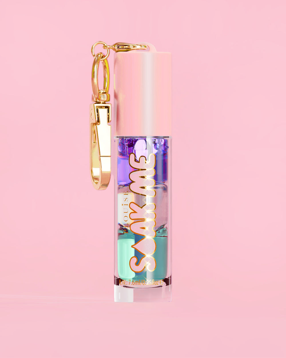 P. Louise Soak Me Lip Oil con aceite en capas de colores en un tubo rosa con un cierre dorado sobre un fondo rosa