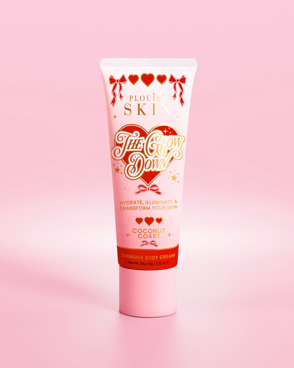 Tubo rosa de crema corporal brillante P.Louise The Glow Down con aroma a costa de coco sobre un fondo rosa