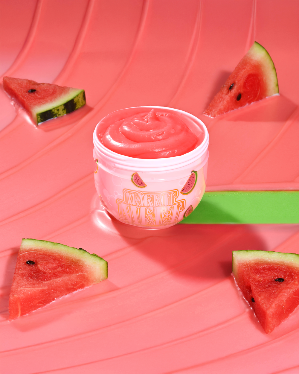 Åben balje med P. Louise Watermelon Make It Melt Makeup Cleansing Balm omgivet af vandmeloner på en rød baggrund