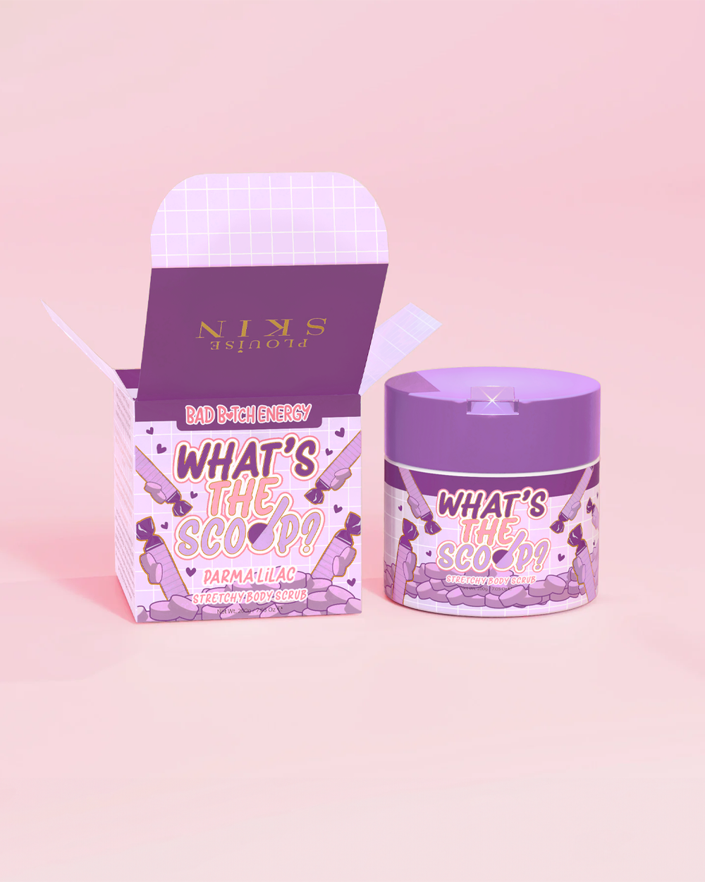 P. Louise 'Hvad er scoop?' stretchy bodyscrub i palma lilla duft med en palma lilla design emballage på en lyserød baggrund