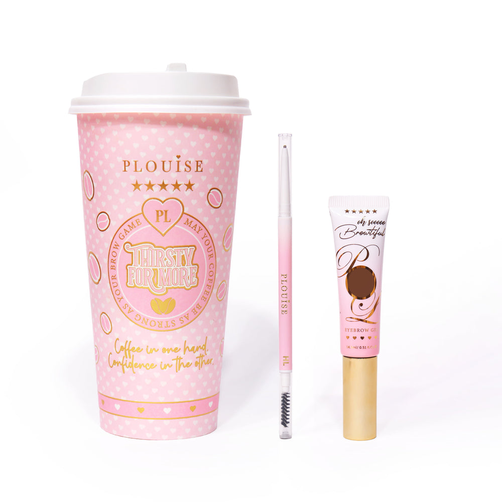 Una imagen de producto que muestra un lápiz de cejas de doble punta junto a un tubo de gel para cejas, junto a una taza de café rosa con tonos rosa y dorado mezclados sobre un fondo blanco.