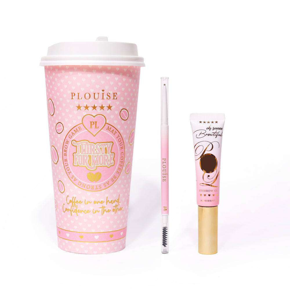 Una imagen de producto que muestra un lápiz de cejas de doble punta junto a un tubo de gel para cejas, junto a una taza de café rosa con tonos rosa y dorado mezclados sobre un fondo blanco.
