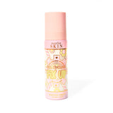 Botella rosa de P. Louise Fix Up Mattifying Set Spray con diseño de engranaje rosa y amarillo en la botella sobre un fondo blanco