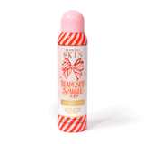 Una botella de spray fijador P. Louise Ready Set Sparkle Christmas Glitter con rayas rojas y rosas en la botella y un lazo a rayas rojas y rosas sobre un fondo blanco.