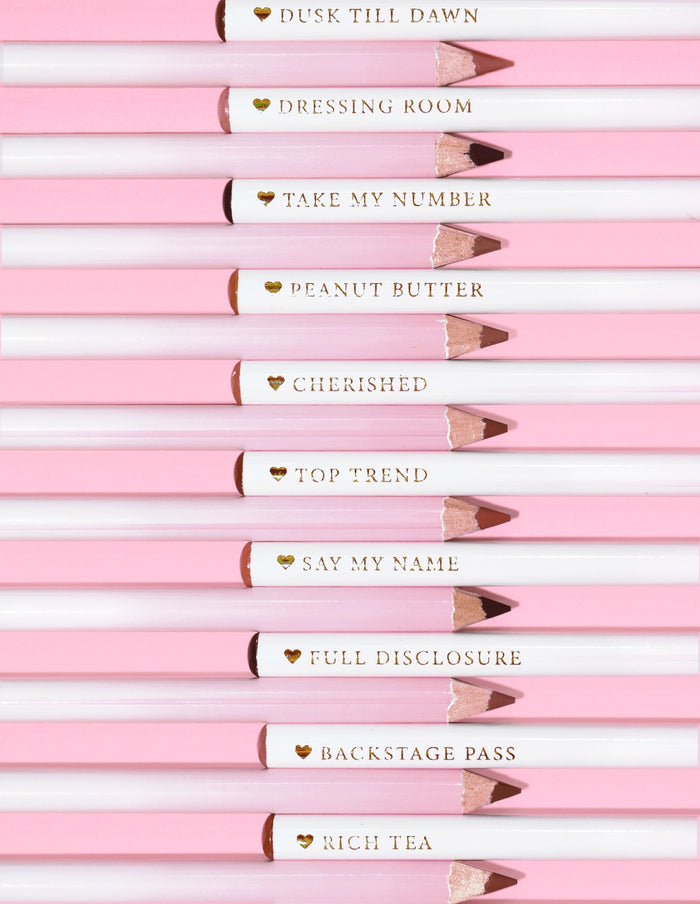Et billede af P.Louise Ultimate Definition Sharpenable Lip Liners i en række, der viser bunden og navnet på hver nuance på blyanten
