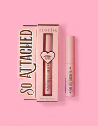 P.Louise So Attached Lash Glue produktemballage og selve limrøret, placeret på en lyserød baggrund.