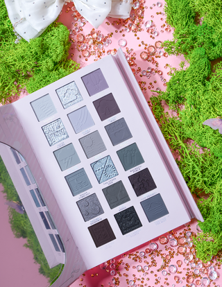 P. Louise Cada nuvem tem uma paleta de sombras em tons frios em tons de prata