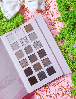 P. Louise Cada nuvem tem uma paleta de sombras em tons frios em tons de prata