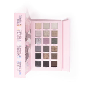 P. Louise Cada nuvem tem uma paleta de sombras em tons frios em tons de prata