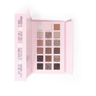 P. Louise Cada nuvem tem uma paleta de sombras em tons frios em tons de prata