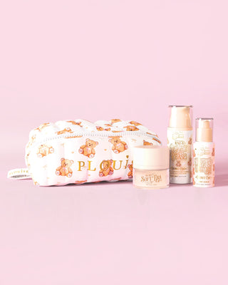 Et billede af P.Louise Softest Touch Skincare Starter Kit med en stor bamse makeup og hudplejetaske og 3 hudplejeprodukter mod en lyserød baggrund