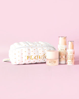 Et billede af P.Louise The Softest Touch Skincare Starter Kit med småprint bamse makeup og hudplejetaske med 3 hudplejeprodukter mod en lyserød baggrund