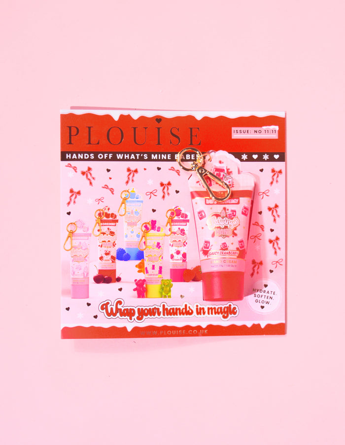 P.Louise julemagasin med en mini-nøglering saftig tranebær håndcreme knyttet til magasinet med et rødt og pink festligt design