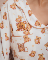 Nærbillede af bamseprintet på kvinders pyjamassæt