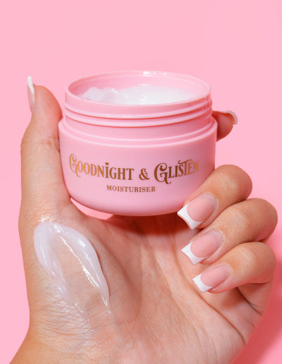 En hånd, der holder en lyserød krukke med P.Louise Goodnight & Glisten Gel Moisturizer med noget fugtighedscreme synligt på .og